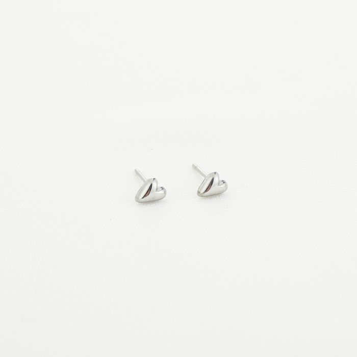 Oorbellen studs bol hartje, Marcelina’s Pearls