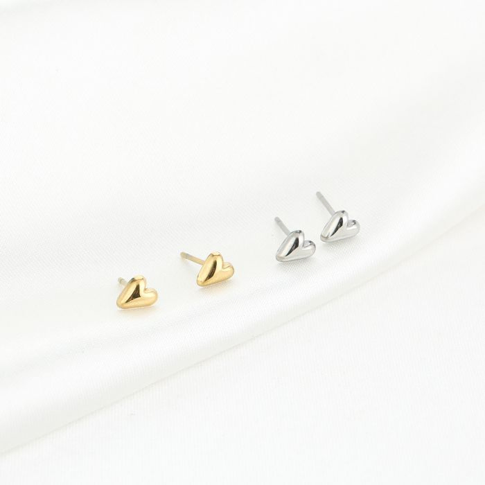 Oorbellen studs bol hartje, Marcelina’s Pearls